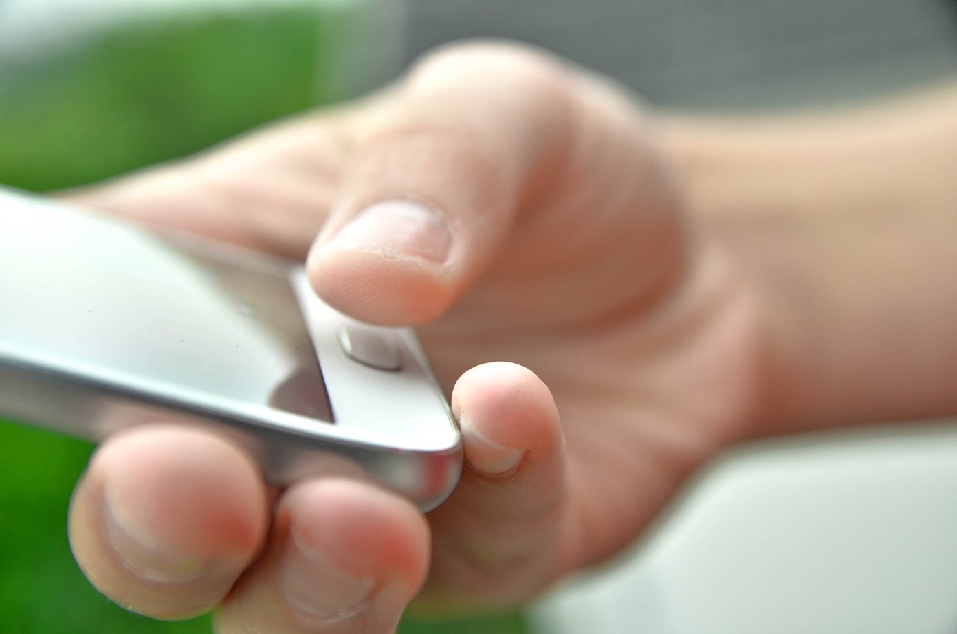 Cómo funcionan los sensores de huellas dactilares en pantalla en teléfonos inteligentes