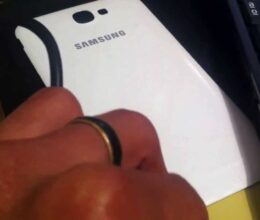 La solución móvil de Samsung vibra pero no enciende